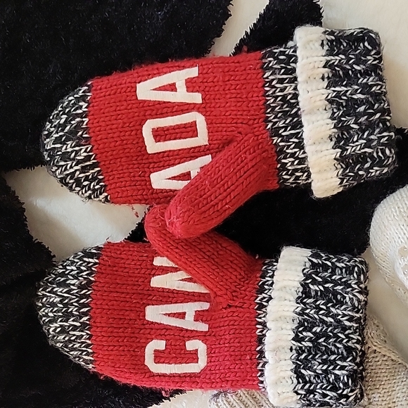 BUNDLE OF HBC MITTENS , HOT SOCKS BY BENCH AND WARM SCARF - Picture 4 of 8